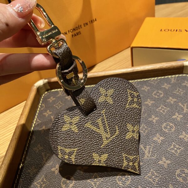 Chaveiro e Charm de Bolsa Louis Vuitton coração - Image 2