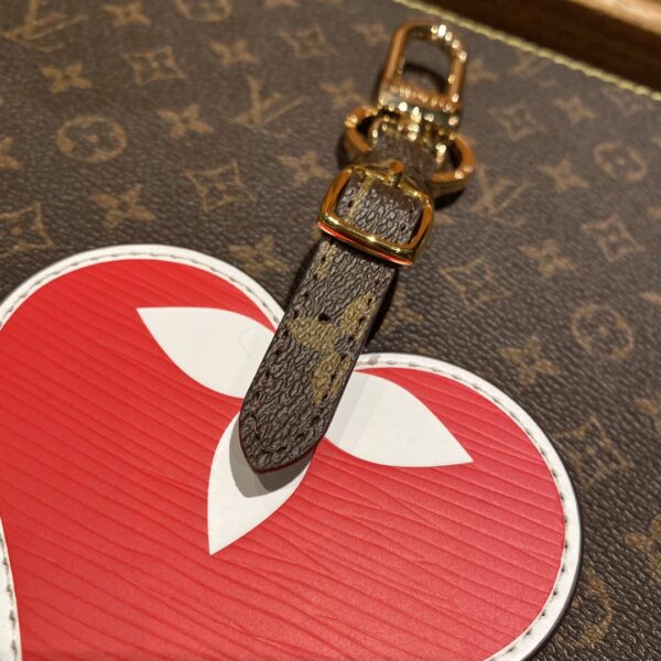 Chaveiro e Charm de Bolsa Louis Vuitton coração - Image 4