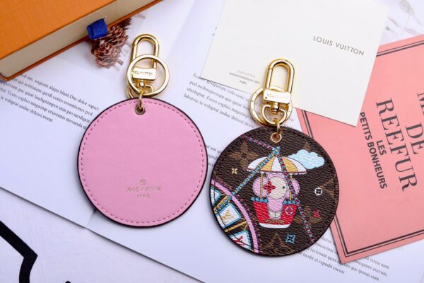 Chaveiro Charm Louis Vuitton llustre Vivienne rosa - Image 2