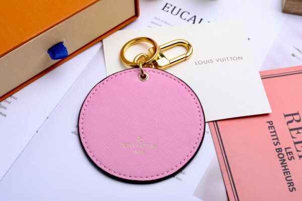 Chaveiro Charm Louis Vuitton llustre Vivienne rosa - Image 3