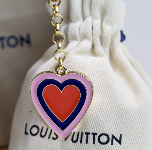 Chaveiro e Charm de Bolsa Louis Vuitton dado - Image 5